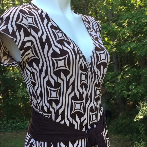 Faux wrap chocolate and vanilla diamond geometric dress with tie waist size 8 - Picture 6 of 6